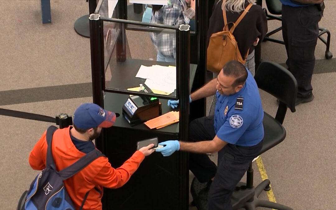 Deportación: Cómo TSA y ICE Usan Listas de Pasajeros para la Vigilancia en Aeropuertos