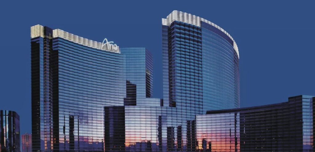 Incendio en Estacionamiento del Hotel Aria en Las Vegas Afecta Tres Vehículos