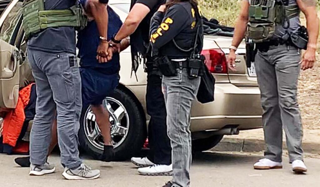 Gobierno de EE. UU. Ofrece $3,000 a Inmigrantes Indocumentados para Incentivar Salidas Voluntarias