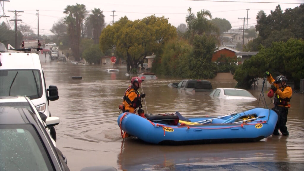 Vigilancia de Inundaciones en San Diego: Bomberos Listos para Rescates y Seguridad Vial