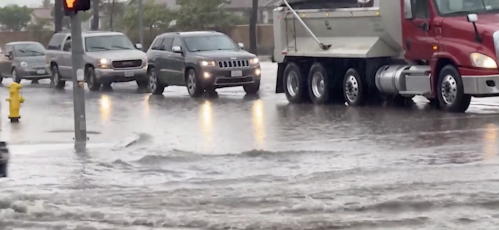 Inundaciones en Palm Springs Causan Cierres de Calles y Advertencias a Conductores