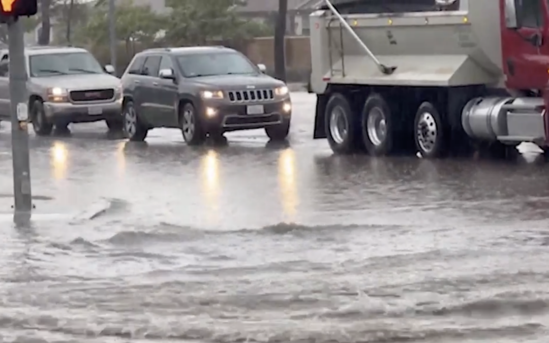 Inundaciones en Palm Springs Causan Cierres de Calles y Advertencias a Conductores