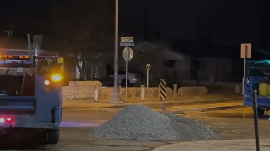 Cierre de vialidad en Montwood: Socavón causado por ruptura de línea de agua