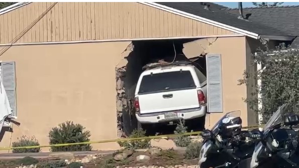 Mujer muere tras accidente de vehículo que choca contra vivienda en Clairemont