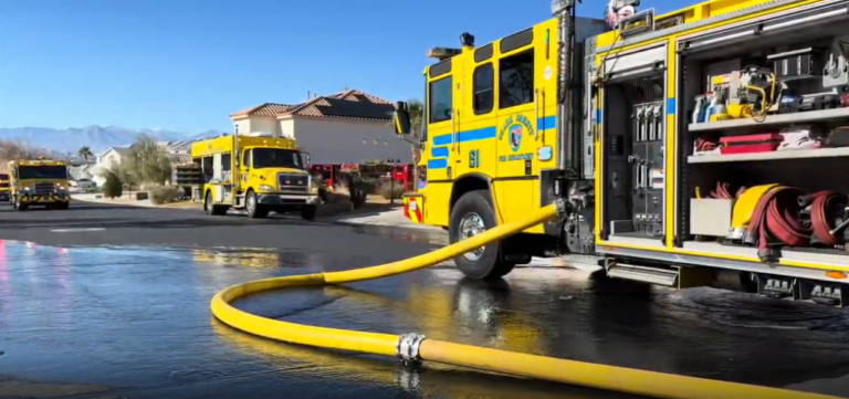 Tragedia en Las Vegas: Incendio Residencial Causa la Muerte de un Persona y Heridos entre Bomberos