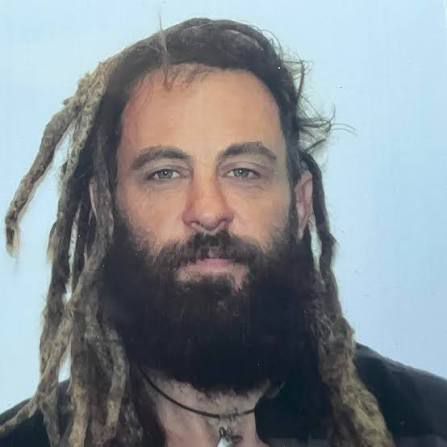 Chad Ollinger: Estrella de TV Enfrenta Cargos de Asesinato Tras Muerte en Prisión