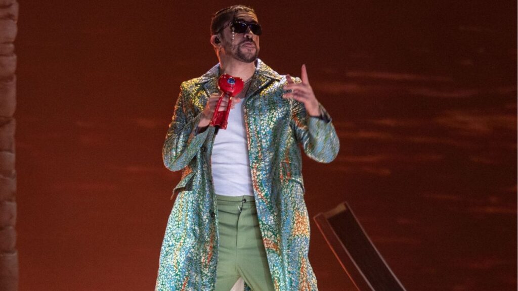 Bad Bunny y la posible multa por tocar pieza arqueológica en el Museo de Antropología de Tampa Bay