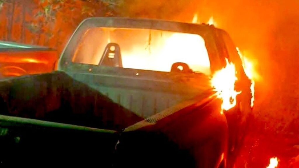 Incendio y Ataque en Palmar de Bravo: Casa y Autos de Adán Silva Valeriano en la Mira