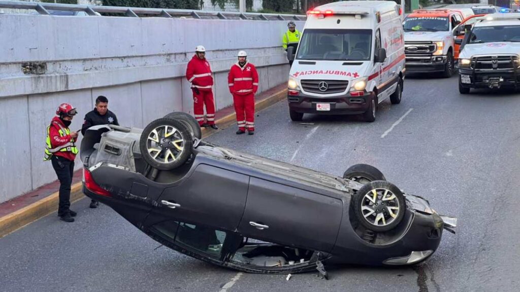 Accidente de tráfico: Volcadura obstruye vialidad en Garza Sada y Lázaro Cárdenas, Monterrey