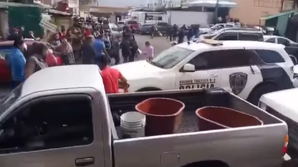 Comerciantes agreden a policías durante el operativo antipirotecnia en Querétaro