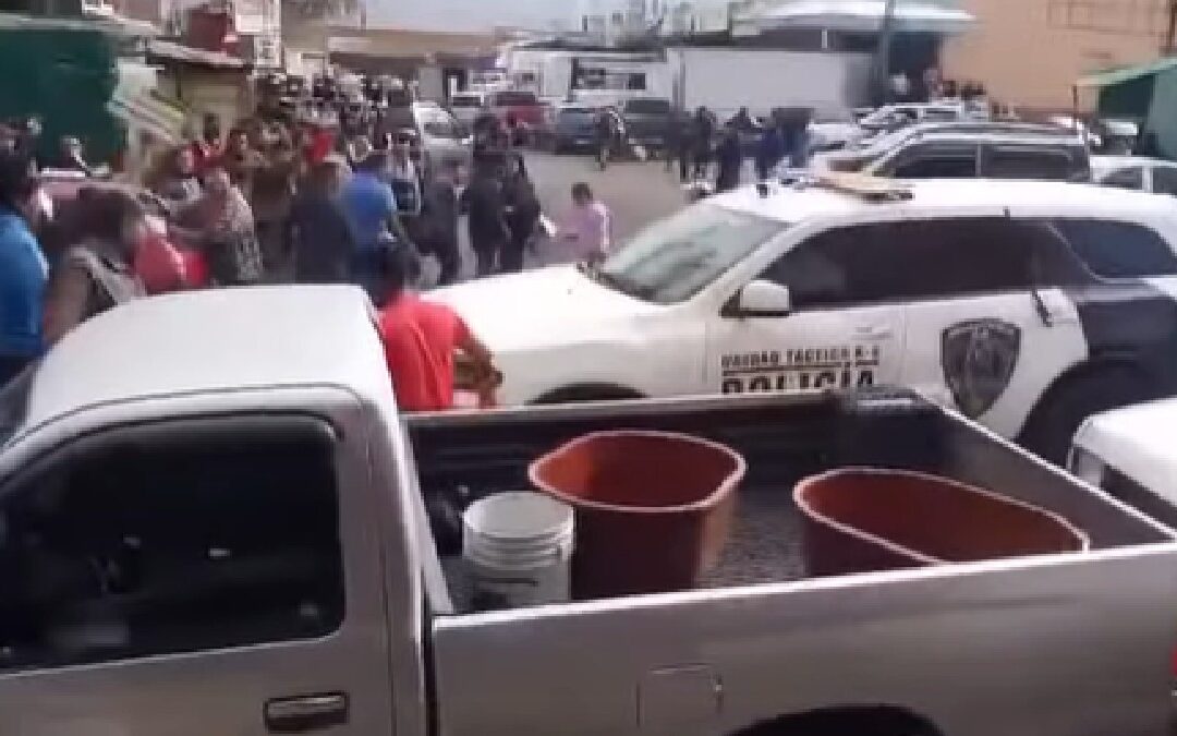 Comerciantes agreden a policías durante el operativo antipirotecnia en Querétaro