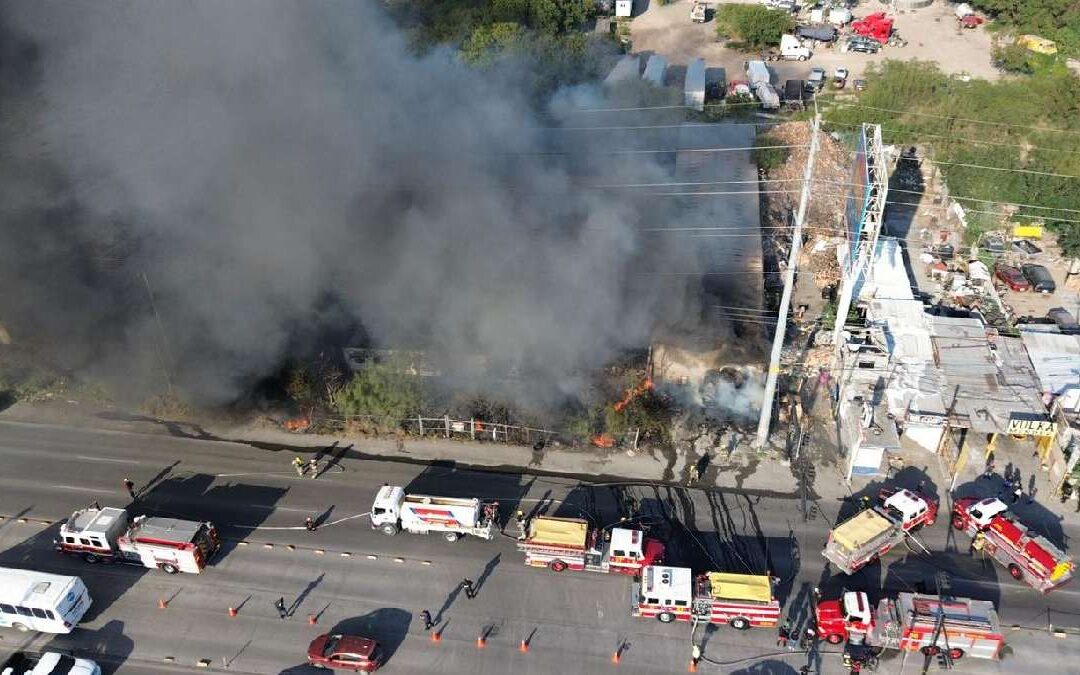 Incendio en Monterrey: movilización de bomberos por un almacén en llamas