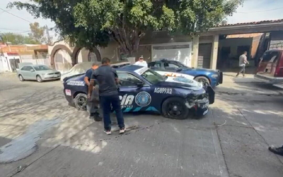 Hombre roba patrulla de Policía Vial en Aguascalientes y provoca choque múltiple