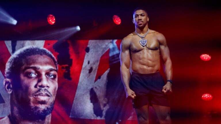Anthony Joshua Regresa a Casa tras Accidente de Tráfico en Nigeria que Cobró dos Vidas