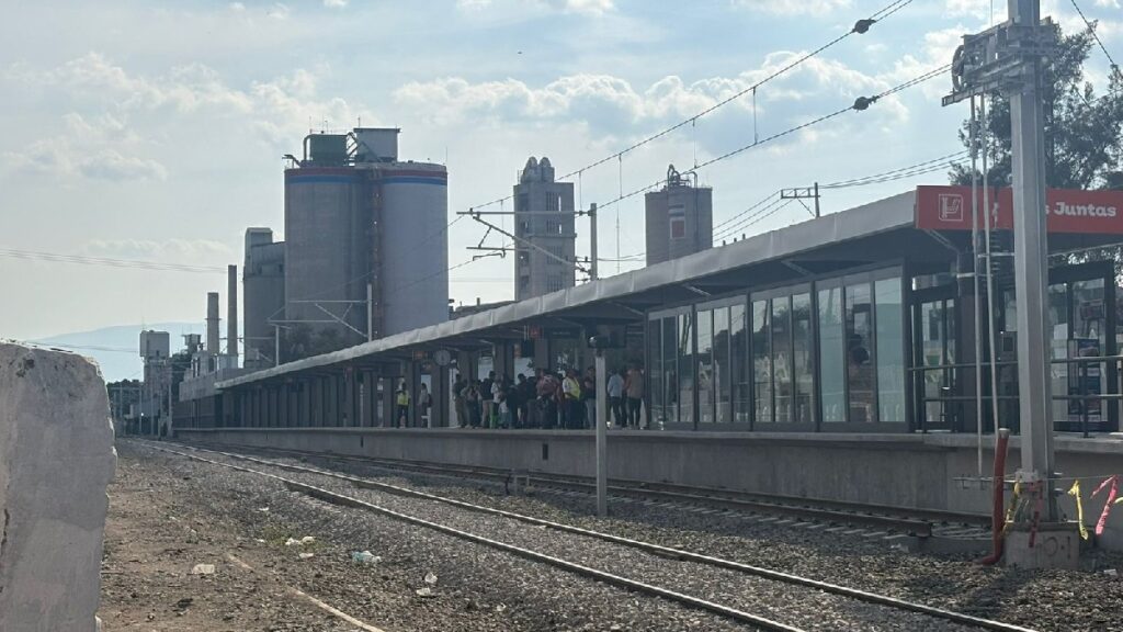 Usuarios de la Línea 4 del Tren Ligero critican aumento de tarifa en medio de obras inconclusas e inseguridad