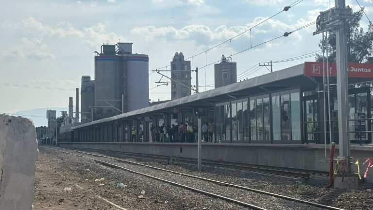 Usuarios de la Línea 4 del Tren Ligero critican aumento de tarifa en medio de obras inconclusas e inseguridad