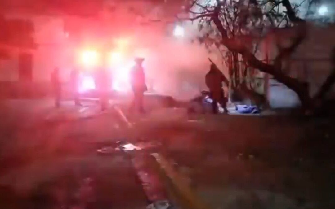 Fuerte incendio en Monterrey consume tienda de abarrotes y moviliza cuerpos de rescate