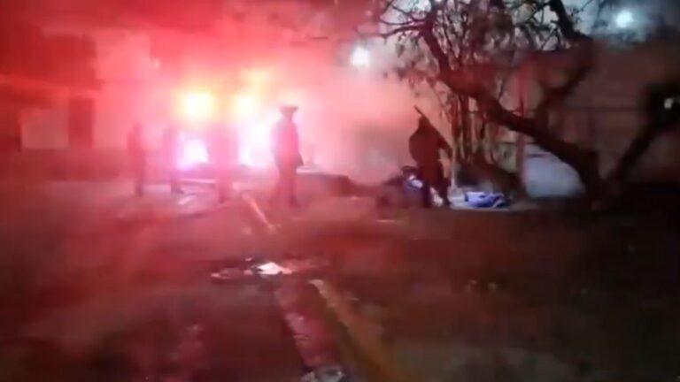 Fuerte incendio en Monterrey consume tienda de abarrotes y moviliza cuerpos de rescate