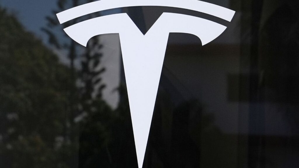 Tesla pierde liderazgo en el mercado de vehículos eléctricos en 2025