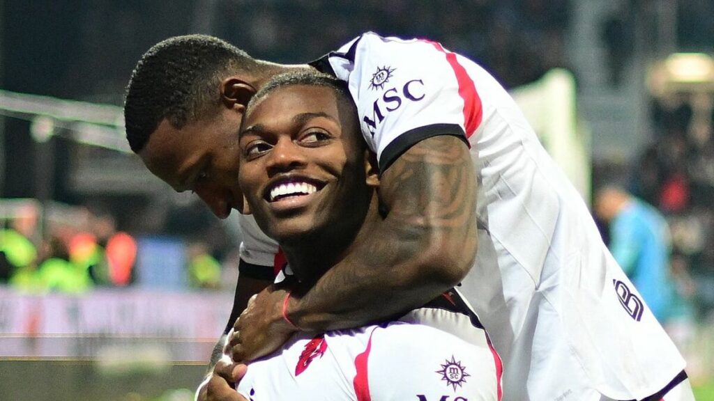 El Milan se impone al Cagliari y se convierte en líder momentáneo; debut del sustituto de Santi Giménez