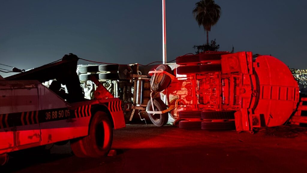 Accidente en la carretera Chapala: Pipa volcada cerca del Aeropuerto de Guadalajara