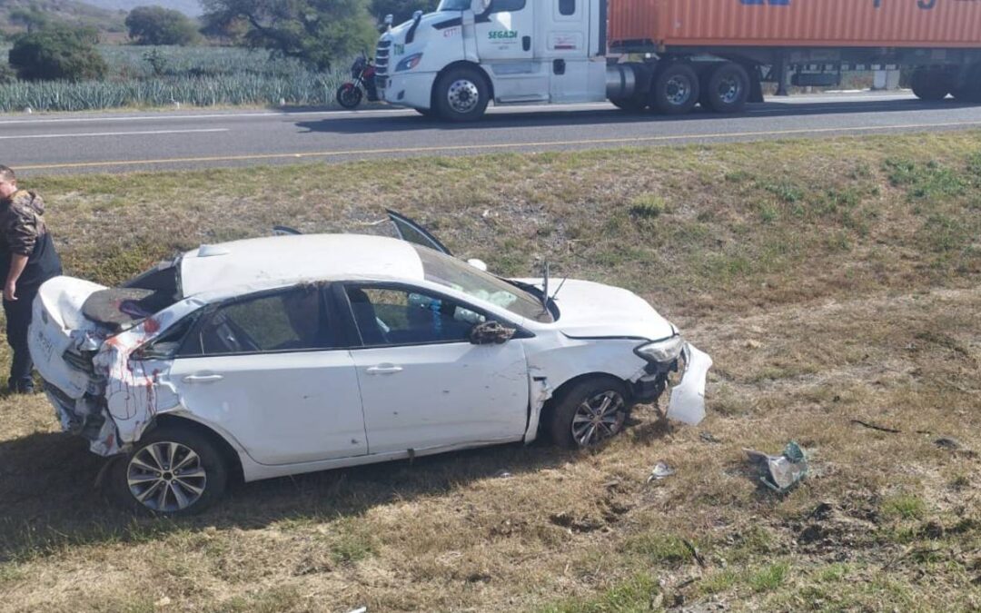 Accidente de tráfico en Michoacán: Volcadura en la autopista deja heridos graves