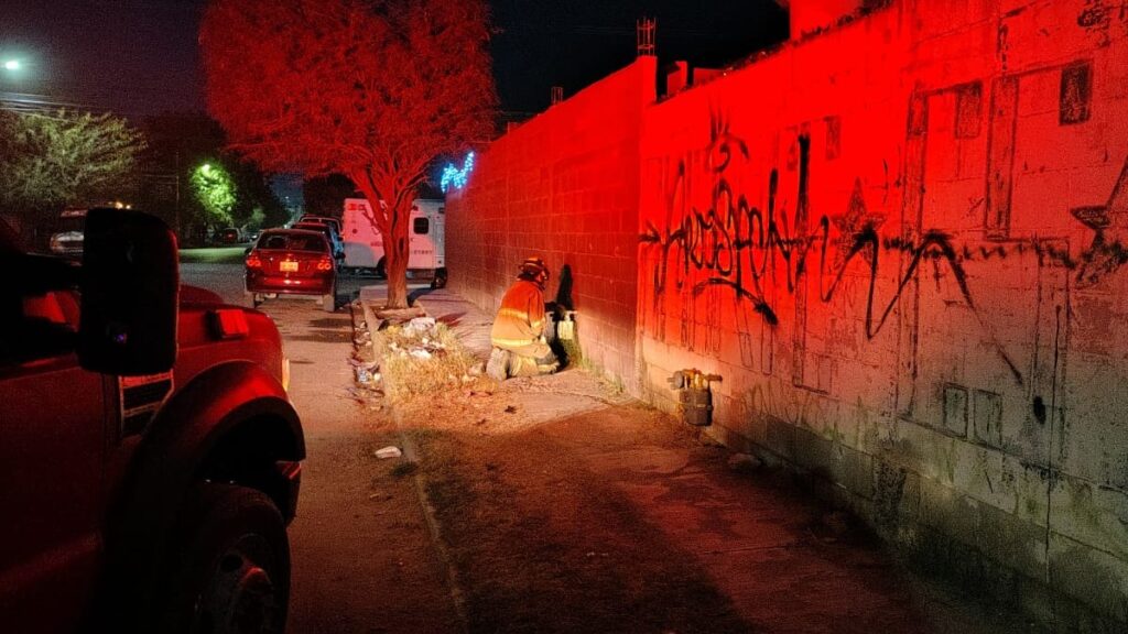 Incendio en Torreón: Hombre crea caos al prender fuego a medidores de gas y vehículos