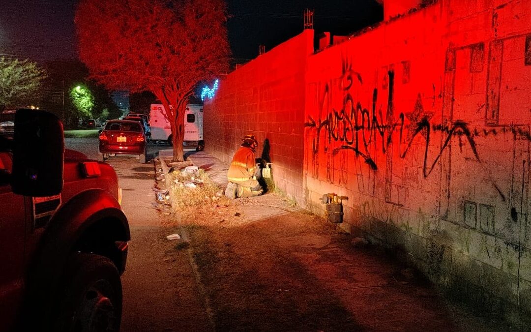 Incendio en Torreón: Hombre crea caos al prender fuego a medidores de gas y vehículos