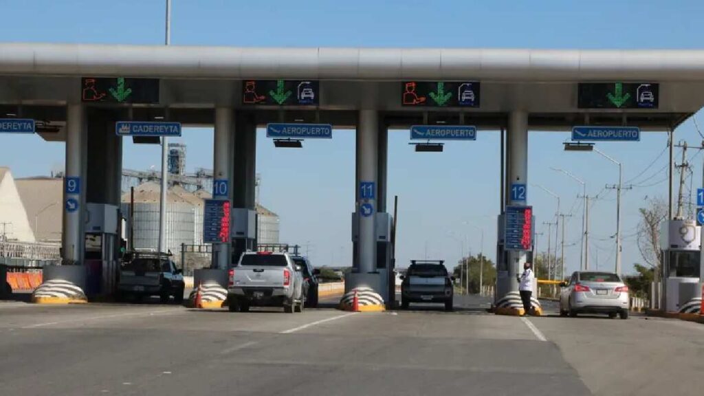 Cobro de Caseta de Nuevo en la Autopista hacia el Aeropuerto de Monterrey