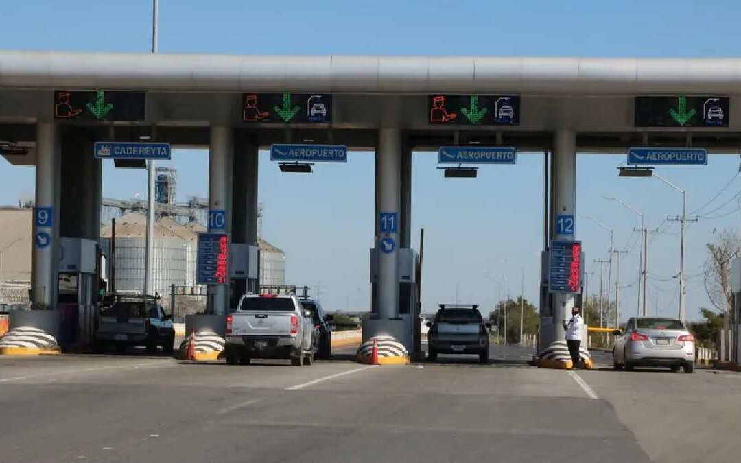 Cobro de Caseta de Nuevo en la Autopista hacia el Aeropuerto de Monterrey