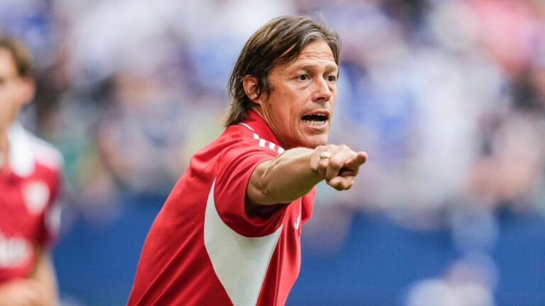 Matías Almeyda y el Sevilla en Crisis Tras Derrota Aplastante: Aficionados Exigen su Salida