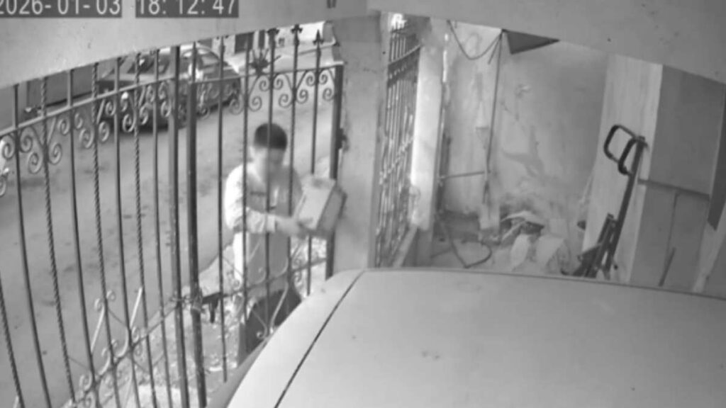 Robo de Paquetes: Joven Sorpresa al Sustraer un Paquete de Amazon en Monterrey | VIDEO