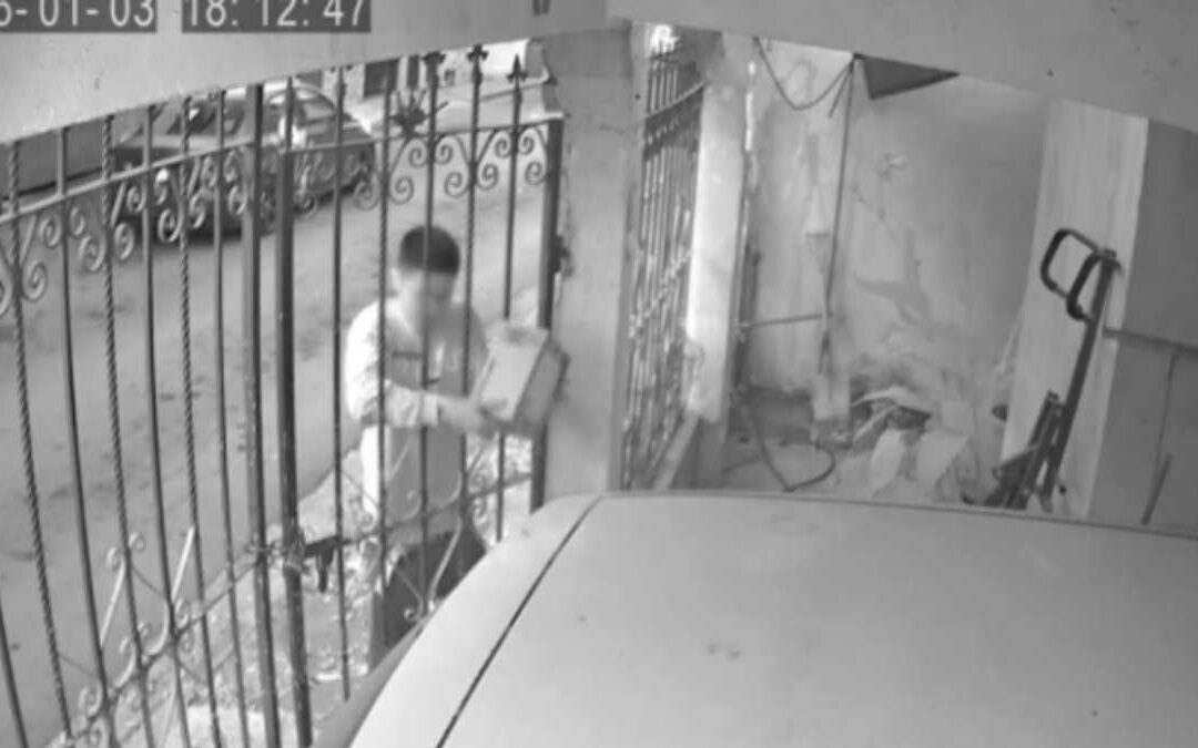 Robo de Paquetes: Joven Sorpresa al Sustraer un Paquete de Amazon en Monterrey | VIDEO