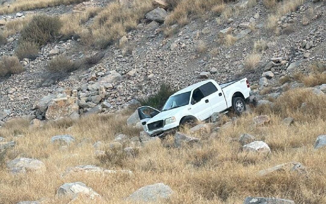 Accidente de camioneta en Lerdo: Hombre pierde el control y vuelca en la curva