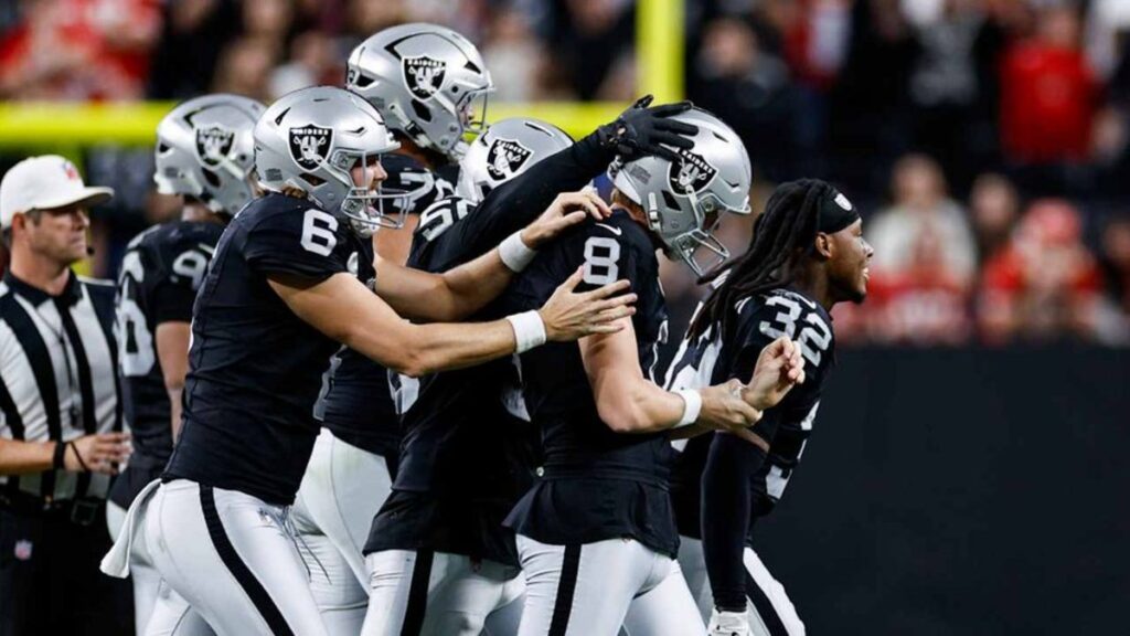 Victoria Dramática de los Raiders sobre los Chiefs: Resumen de la Semana 18 en la NFL
