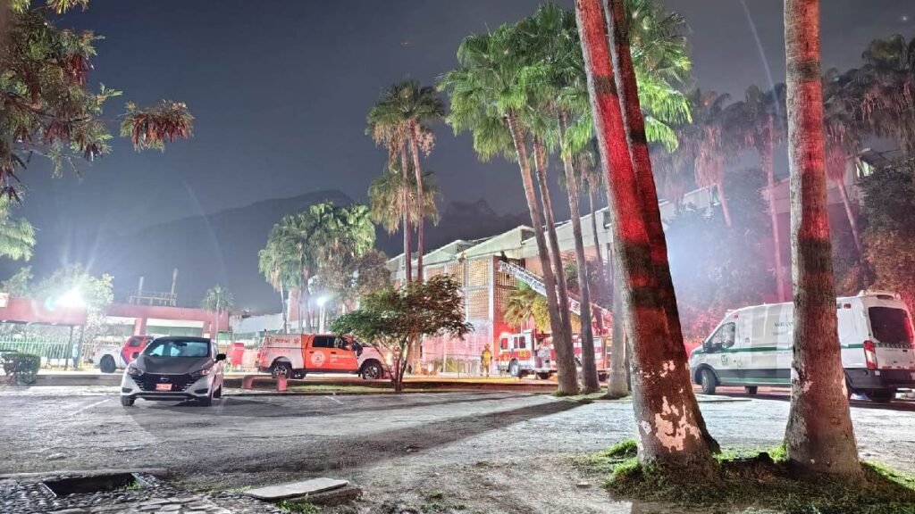 Joven causa movilización en Monterrey al escalar edificio de clínica IMSS