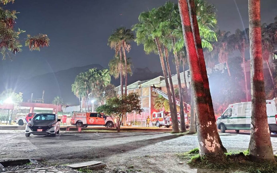 Joven causa movilización en Monterrey al escalar edificio de clínica IMSS