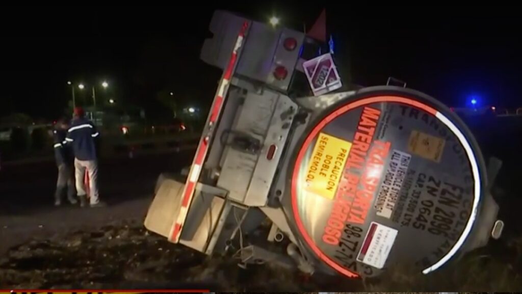 Volcadura de pipa de diésel en Lerdo: Urgente respuesta de cuerpos de emergencia