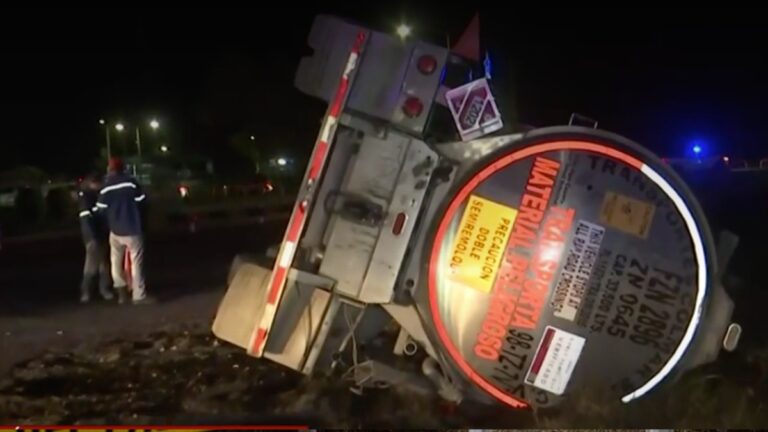 Volcadura de pipa de diésel en Lerdo: Urgente respuesta de cuerpos de emergencia