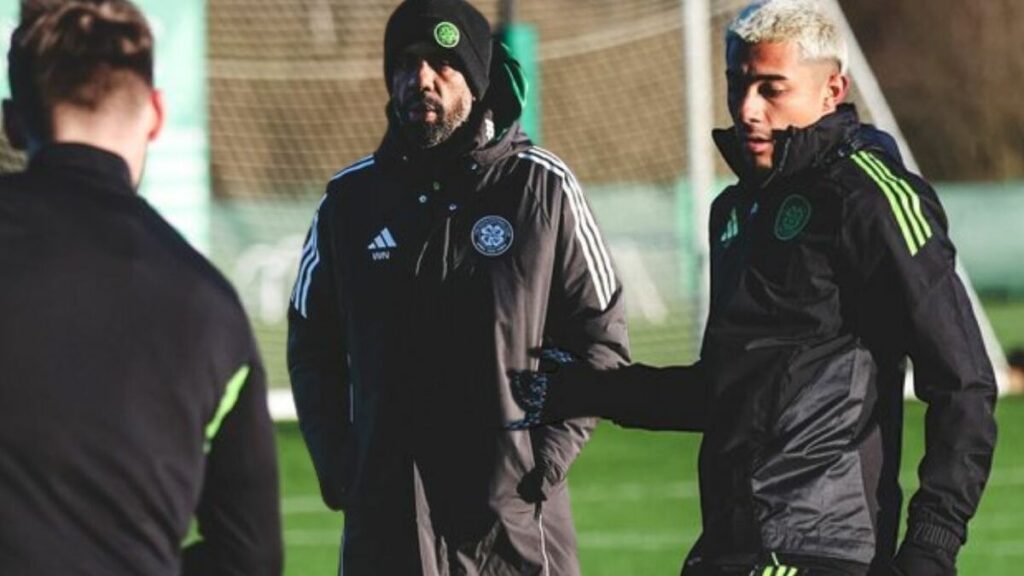 Julián Araujo Debuta con el Celtic FC Tras la Sorpresiva Salida de su Entrenador