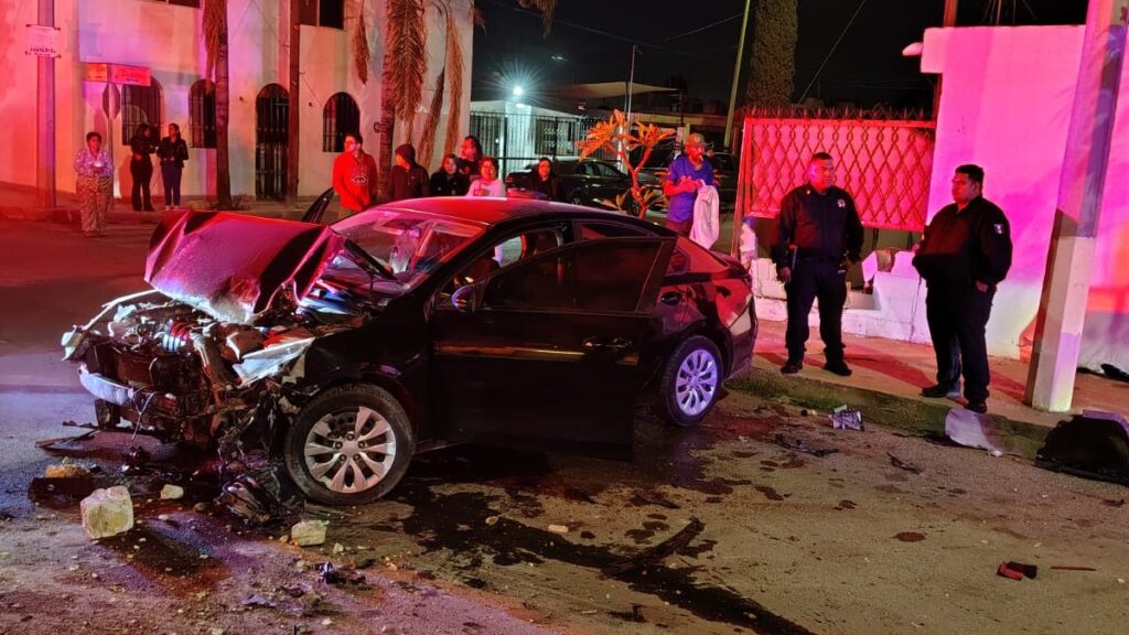 Accidente de Tráfico en Torreón: Joven Imprudente Derriba Barda de Vivienda