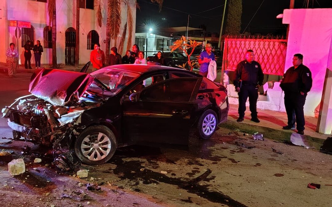 Accidente de Tráfico en Torreón: Joven Imprudente Derriba Barda de Vivienda
