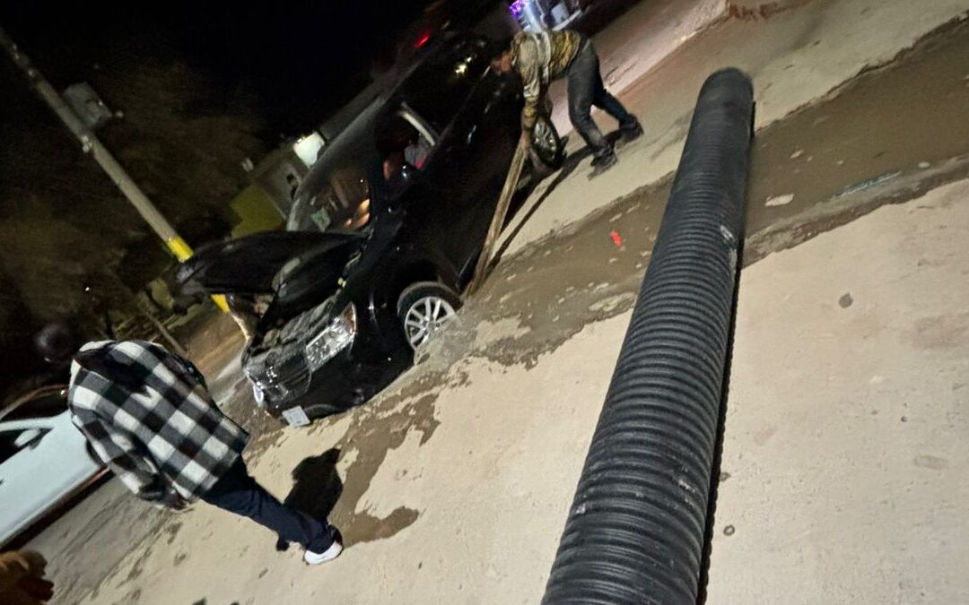 Accidente de camioneta en Torreón debido a zanja de SIMAS en Las Carolinas