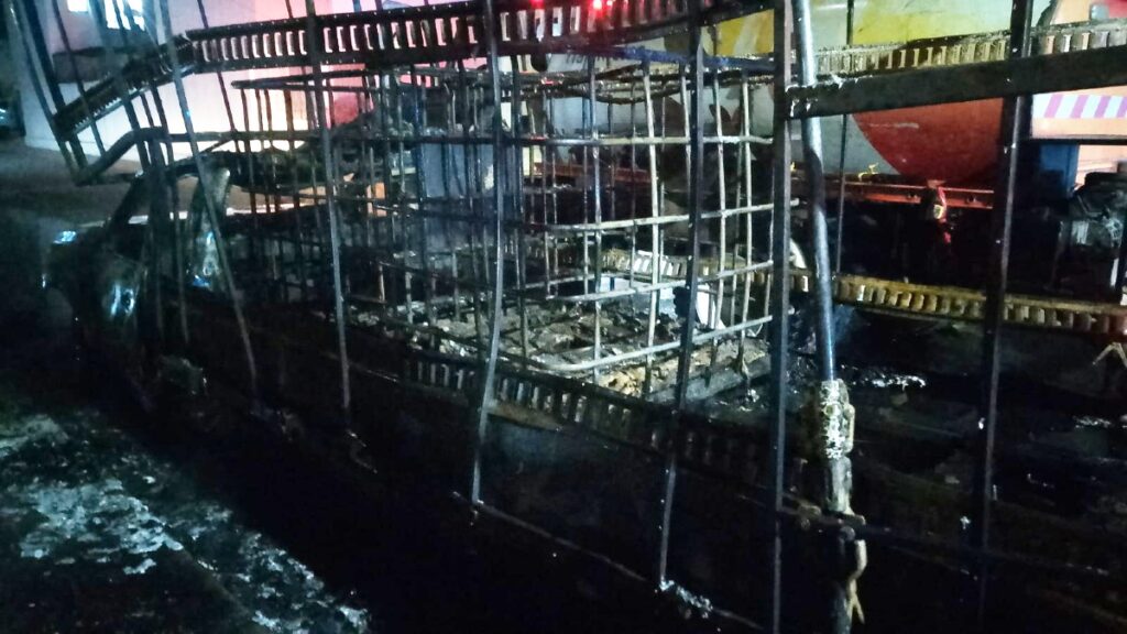 Fuerte incendio de camioneta cargada de solventes en vía pública de Tlajomulco