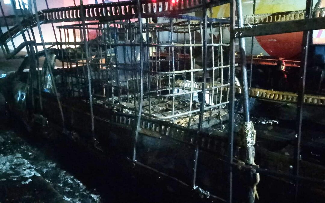 Fuerte incendio de camioneta cargada de solventes en vía pública de Tlajomulco