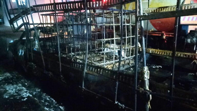 Fuerte incendio de camioneta cargada de solventes en vía pública de Tlajomulco