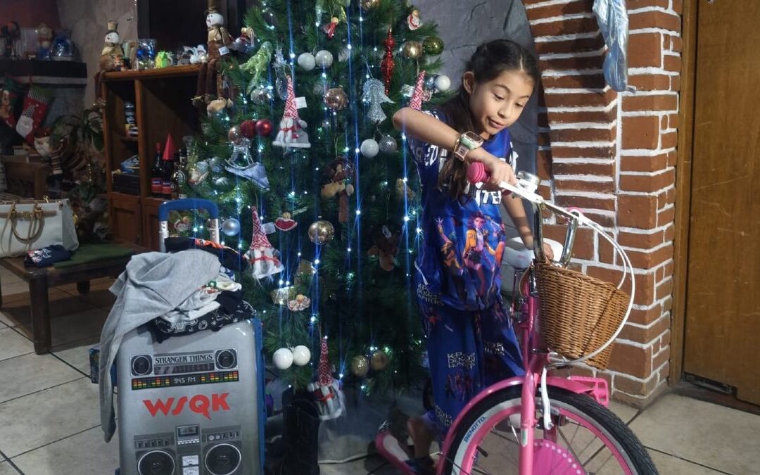 Regina vive un mágico Día de Reyes en Puebla con una bicicleta inspirada en Stranger Things