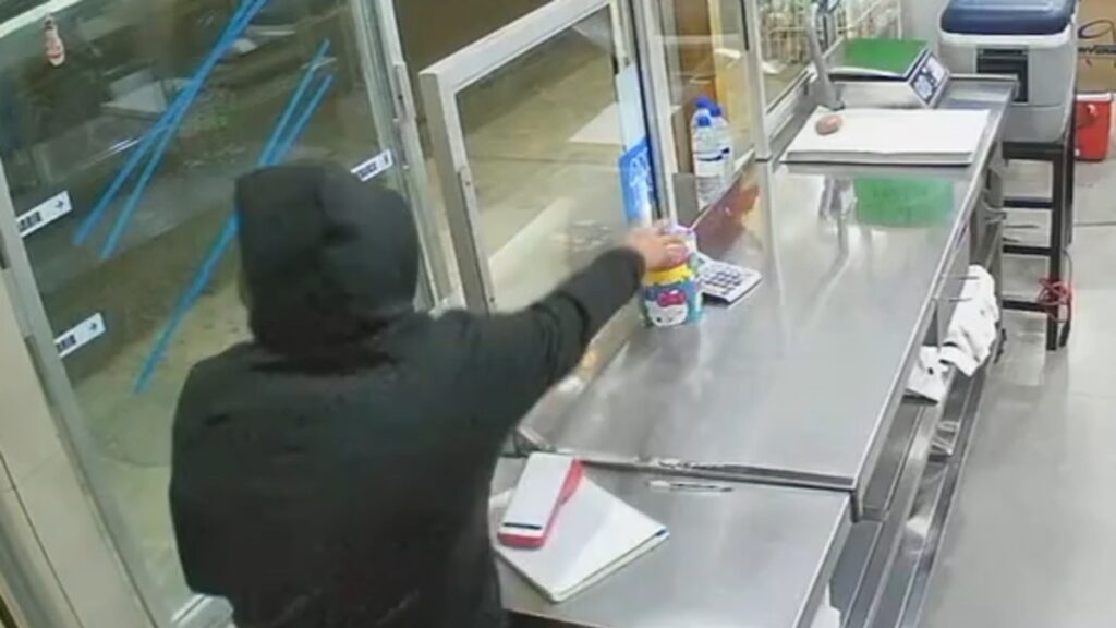 Asalto a Tortillería en Monterrey: Hombre Roba Bote de Propinas | VIDEO Exclusivo