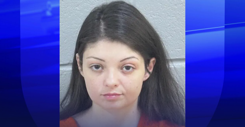 Mujer Arrestada en Midland por Agresión con Arma Mortal a Su Madre