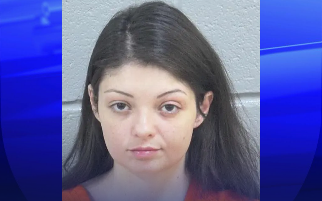 Mujer Arrestada en Midland por Agresión con Arma Mortal a Su Madre